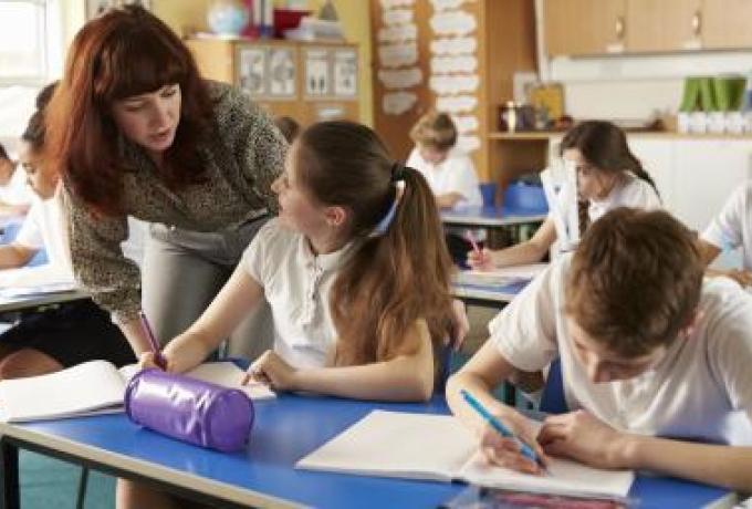 Eine Lehrerin in der Klasse